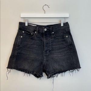 GAP 3” Sky High Rise Cheeky Shorts. Colour: Black.